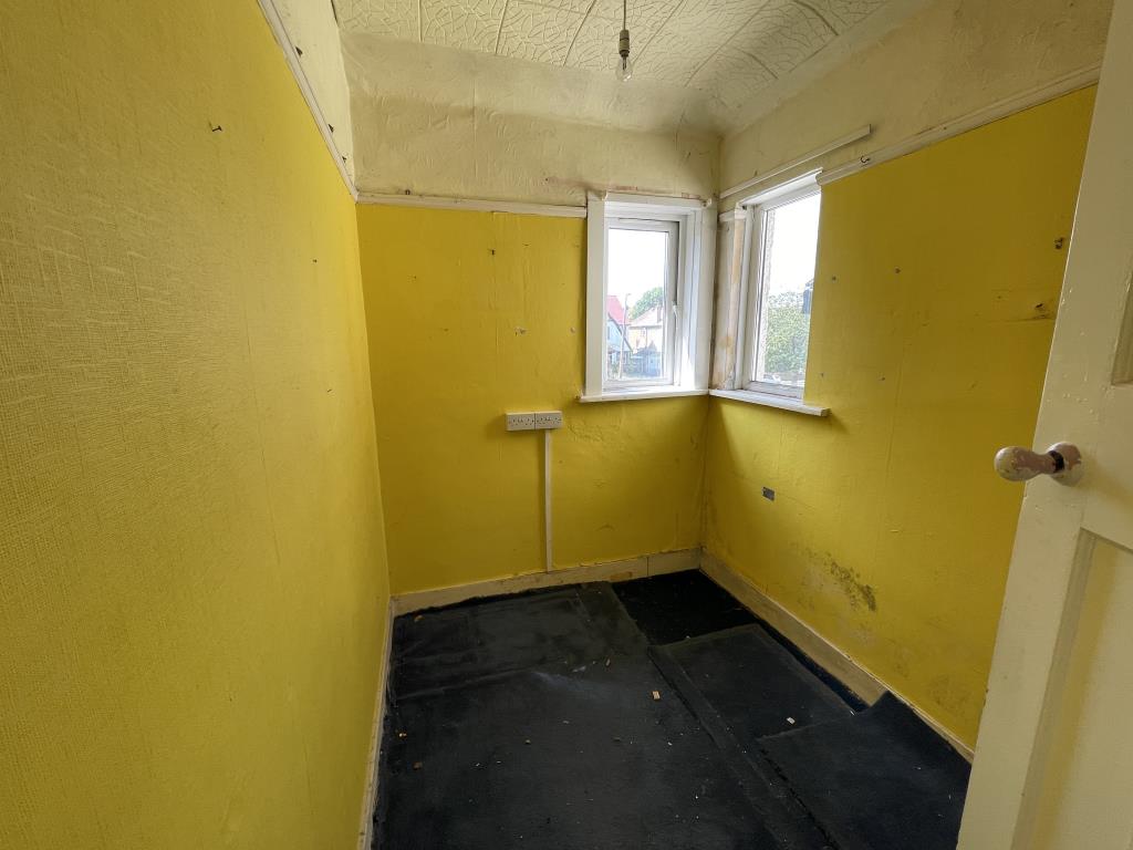 Lot: 103 - THREE-BEDROOM SEMI-DETACHED HOUSE FOR IMPROVEMENT - inside image of bedroom 3